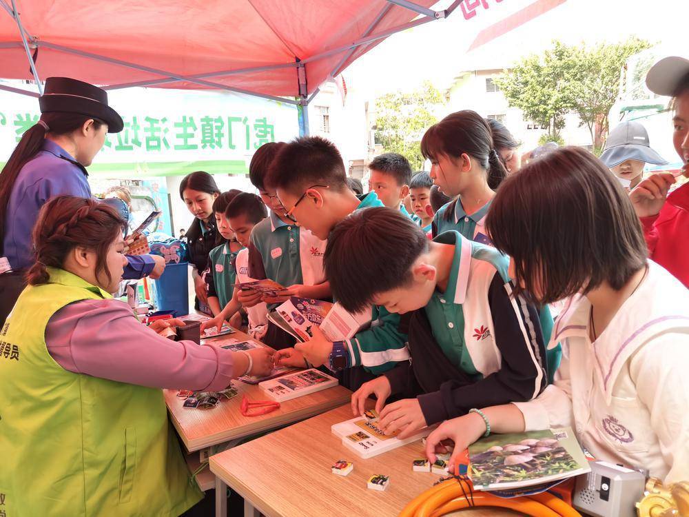 东莞虎门校园跳蚤市场开市小城管正式上岗