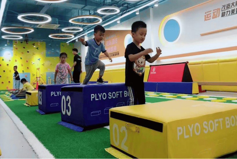 "上海体彩 遇见未来"奉贤新城站体适能项目亲子课开课