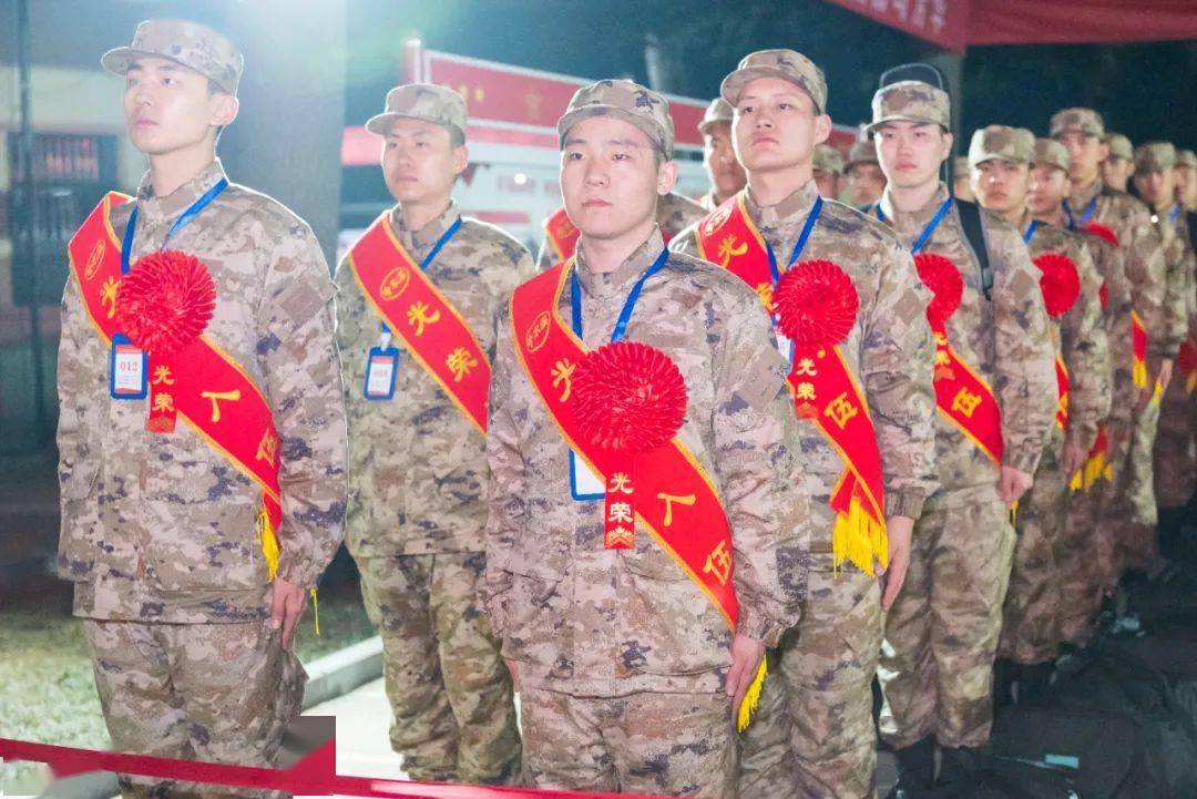 欢迎新战友"营入大家的心中都充满了期待即将步入军营他们井然有序地