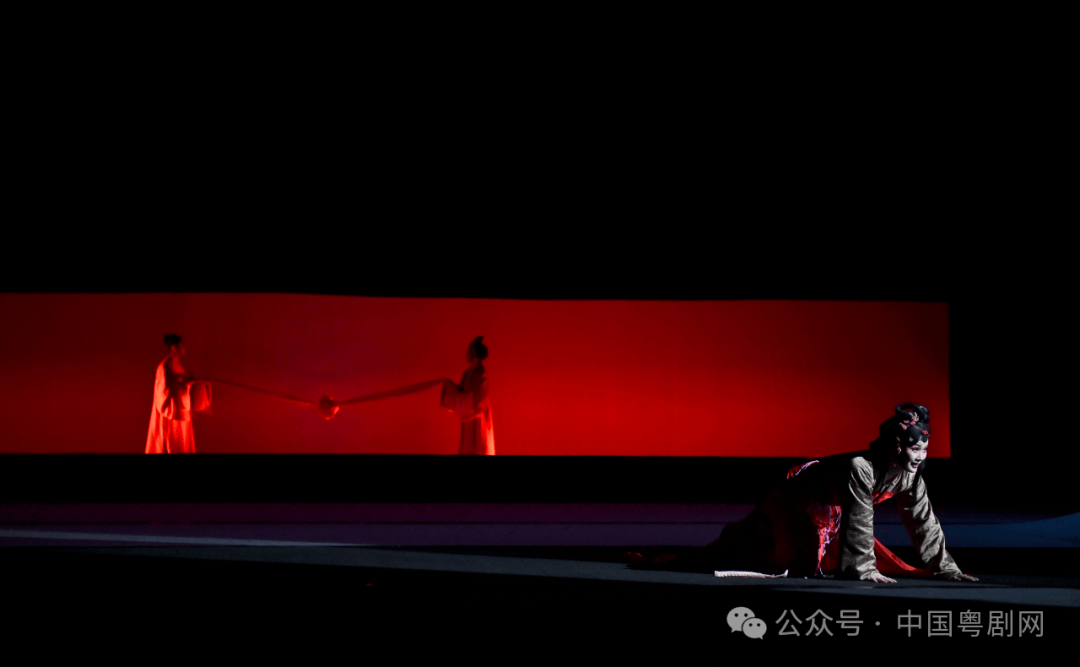 命运的错位作为源发点进行创作,从舞美两道分离的白幕到灯光相互对峙