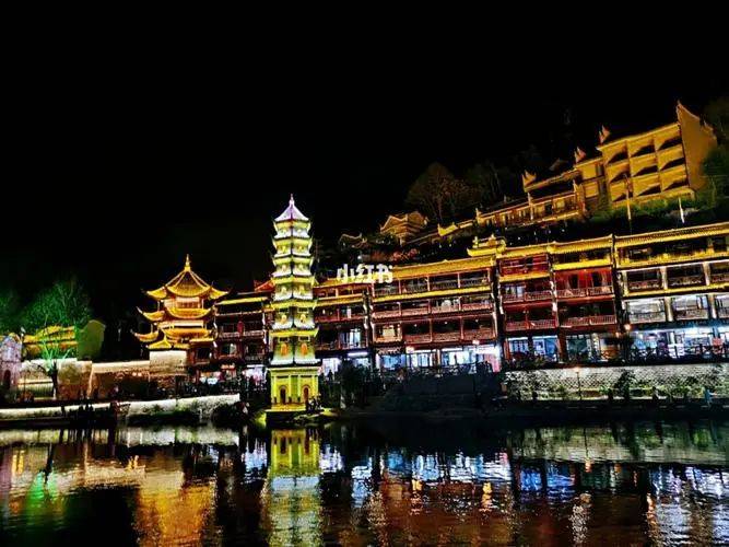 炫丽的画笔时时不忘沾染沱江是凤凰古城最浪漫最唯美最迷人的十里画廊