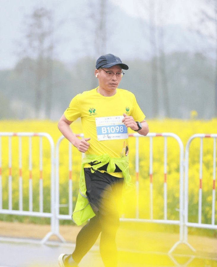 江雄在今年的远马现场3月17日凌晨5点,小雨绵绵,春寒料峭,依然挡不住