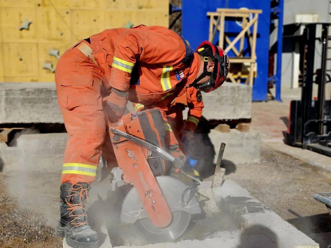 银川市消防救援支队特勤大队二站开展地震救援技术专项训练
