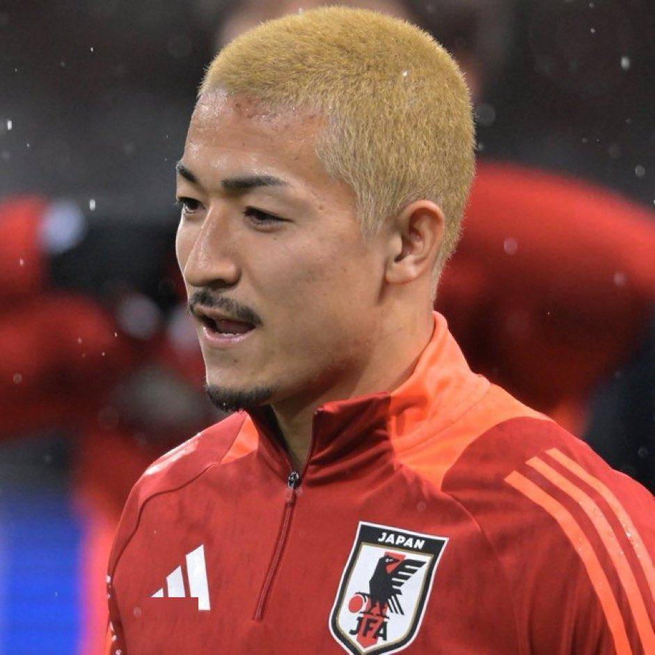 远看还是像光头前田大然留起寸头染了金发,只为宠5岁女儿_搜狐汽车