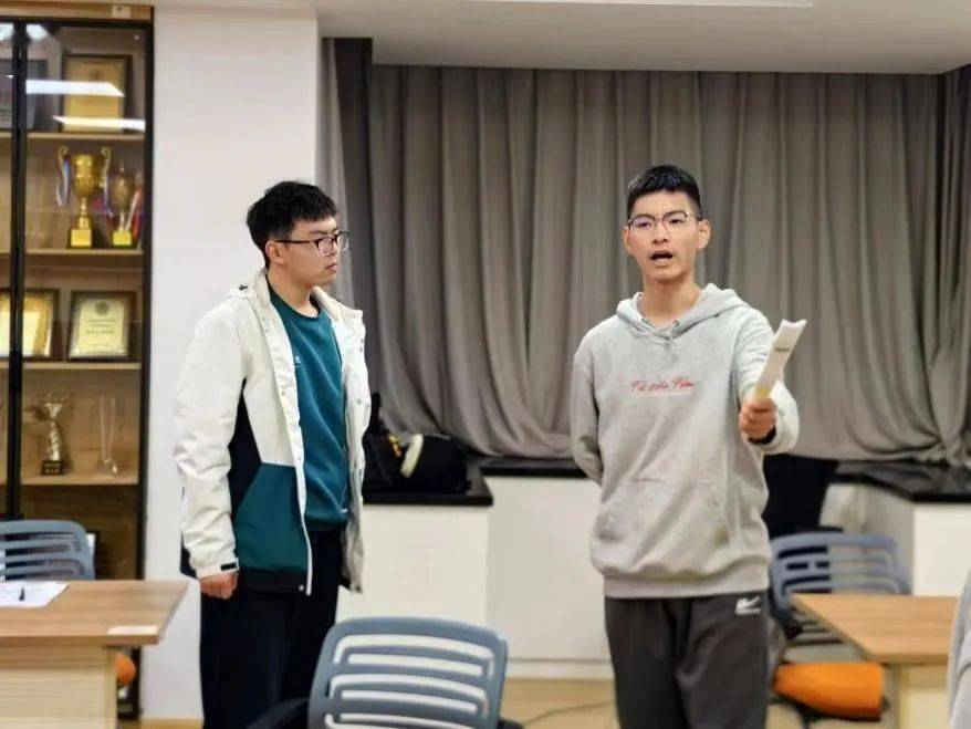 交大有戏彩排纪实国泰民材安联队共走交大来时路