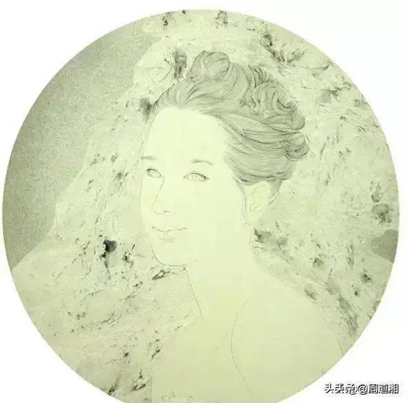 用墨勾线,脸部的线用赭石色勾线.再用墨喷底色.