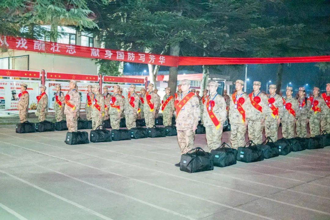 欢迎新战友"营入大家的心中都充满了期待即将步入军营他们井然有序地