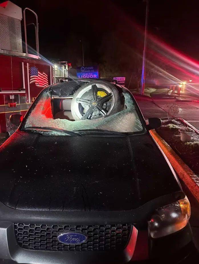 美国恐怖车祸网传无驾照留学生醉驾保时捷翻车监控视频吓得人魂都没了