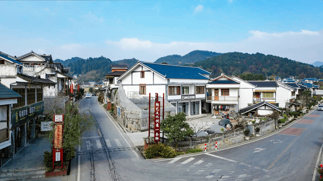 近几年,枫香镇花茂村将村庄作为景区来打造,将乡愁作为文化来塑魂,一