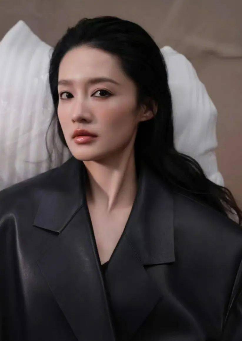 孙怡滕光正没分手?李沁拿yi照营销?白客被公司打压?鞠婧祎糊了?_宣传