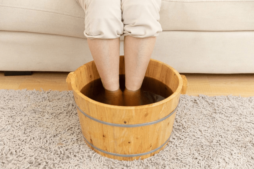 "热水泡脚,胜似补药".