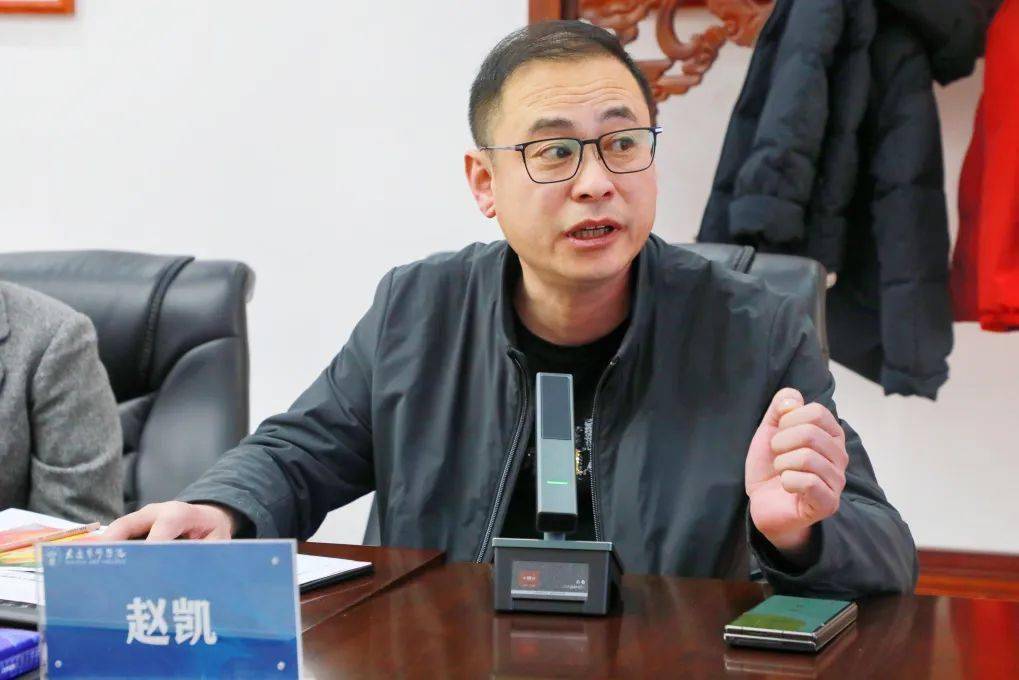 区南长山街道办事处党委委员,副主任赵凯汇报项目建设实景发展概况