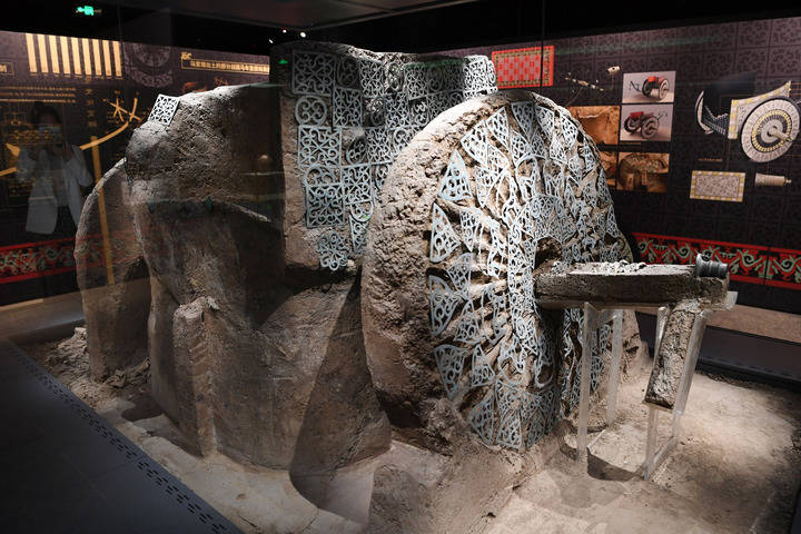 出土于马家塬西戎墓葬21号墓的战国马车左侧车轮及车舆装饰.