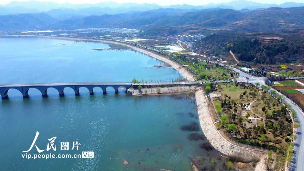 湖北十堰一湖清流入画来