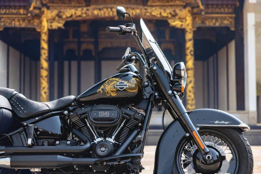 此款摩托车将中国龙涂装融入哈雷戴维森标志性的摩托车设计中,呈现