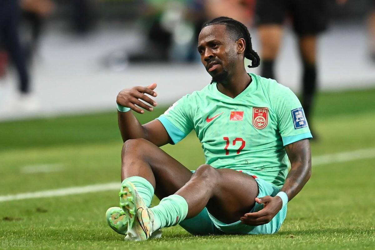 国足2-2新加坡,费南多成唯一收获,全场唯独他一人可昂首离开_伊万科