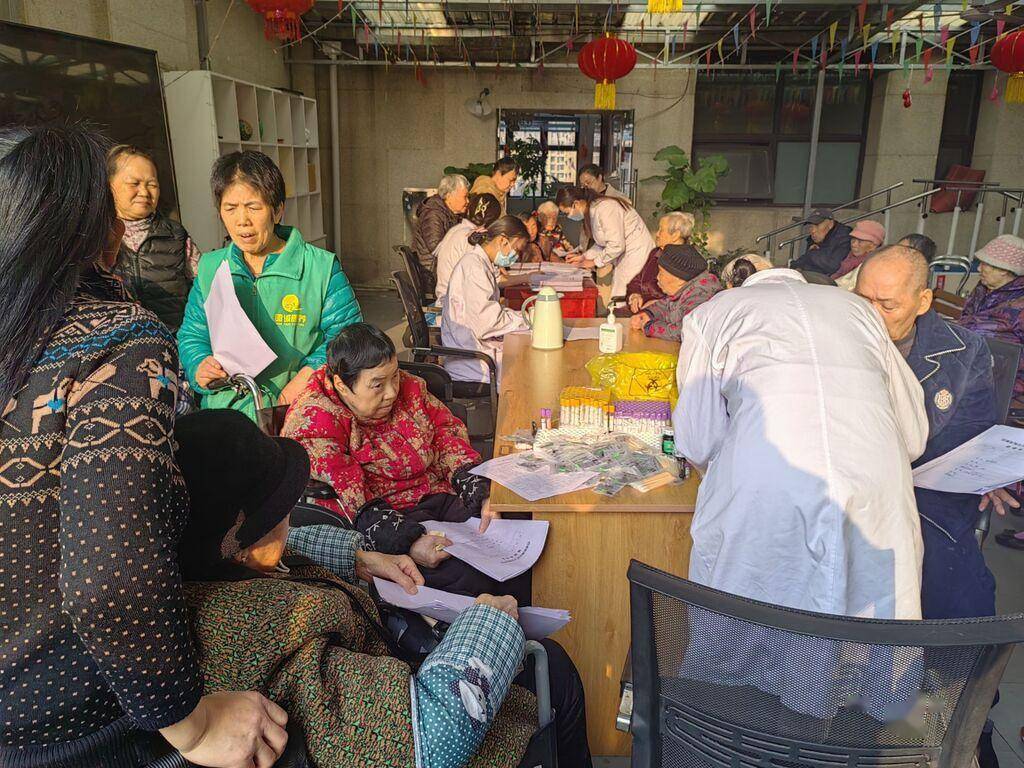 沿滩新城社区卫生服务中心为失能老人提供上门体检服务