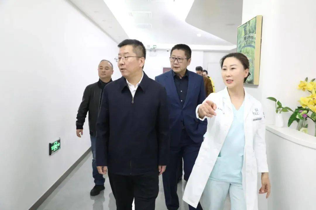 区卫健委党委书记时春岗前往双井社区卫生服务中心调研并走访重点企业