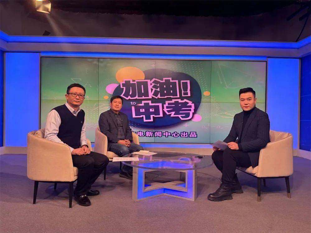 3月21日,青岛第二实验初级中学分校的金牌数学导师安峰臣老师,为学生