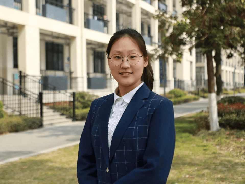 张也弛高三(8)班 郑浩然高三(8)班 黄承旭高三(3)班 黄可雨高三(2)班