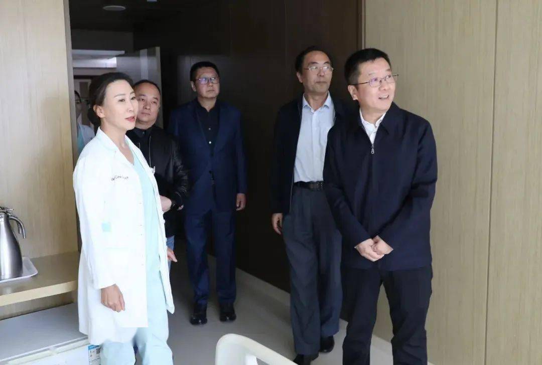 区卫健委党委书记时春岗前往双井社区卫生服务中心调研并走访重点企业