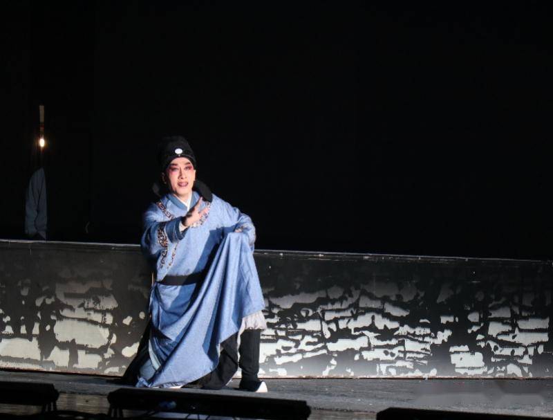 著名粤剧编剧家陈锦荣担任粤剧改编,国家一级导演徐春兰担任