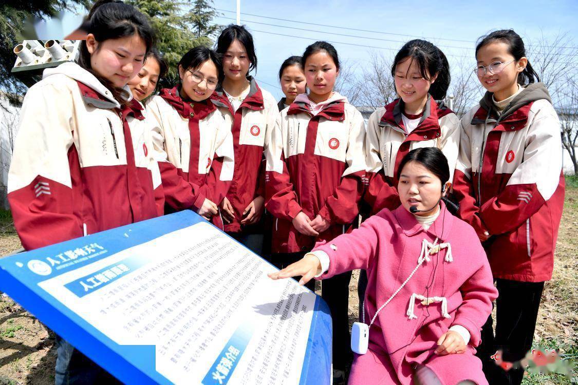 2024年3月21日,在安徽省亳州市利辛县汝集中学气象科普园,气象志愿者