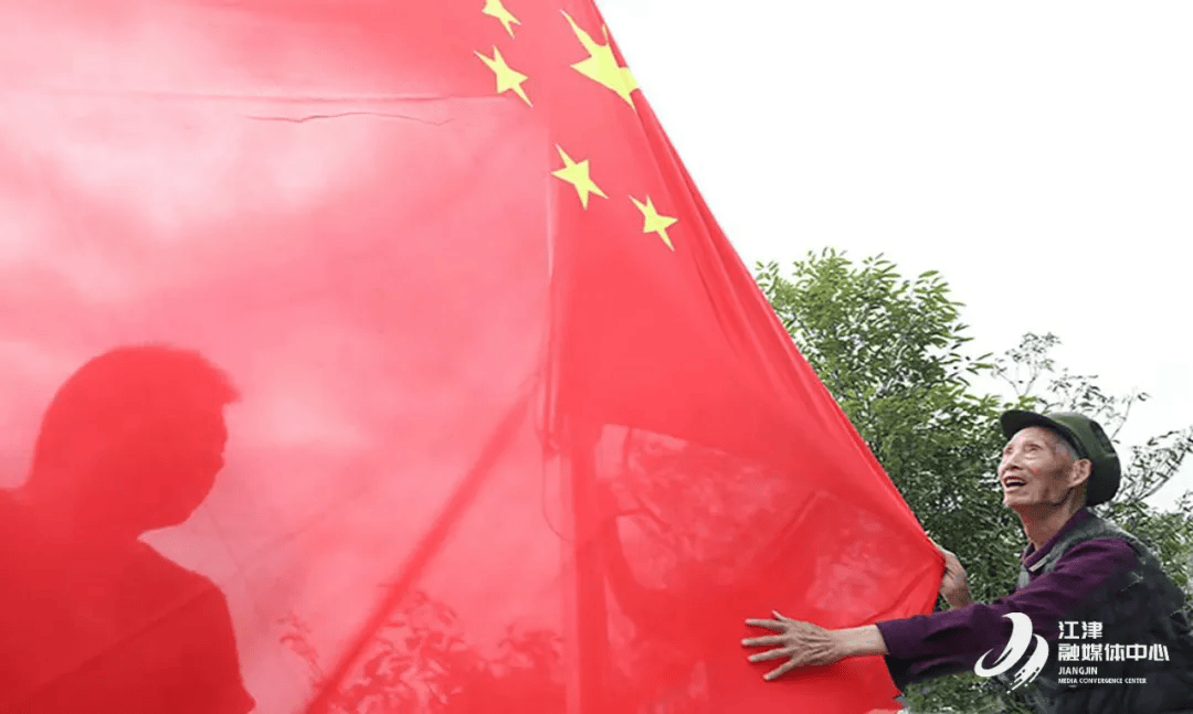 88岁的他带领家人,攀爬3小时到达海拔1500米的山顶,冒着大风,竖旗杆