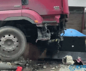 揭东路段一大货车撞向路中围栏车头严重受损