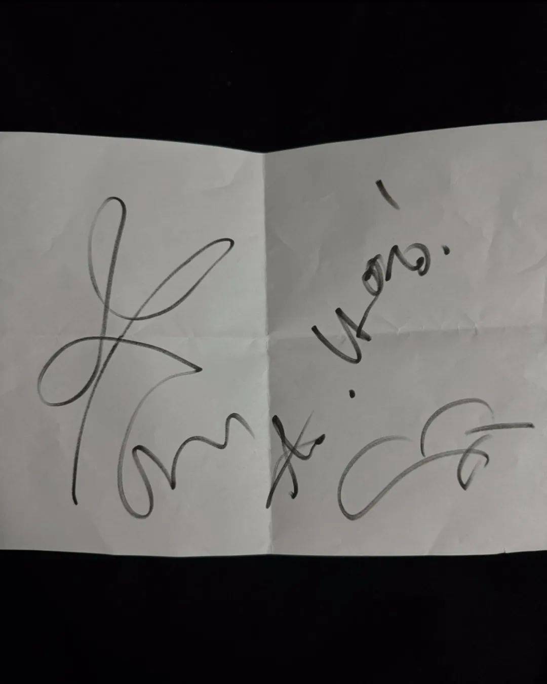 太幸福最新粉丝拿到权志龙的亲笔签名