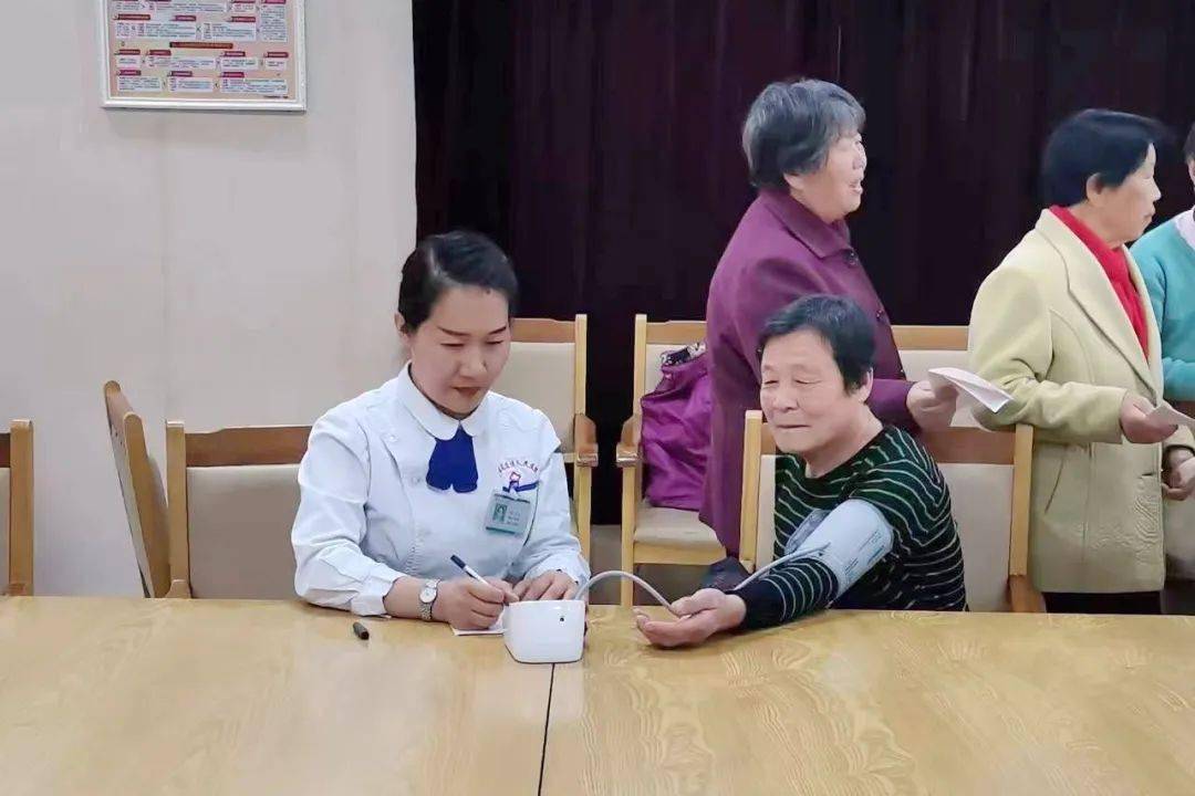 三提三争健康为民张店区人民医院组织开展老年人就医体验服务日活动