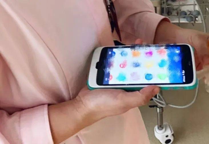 护士站偷了个“手机” 回家发现是“板砖”？警方：这是医院的“PDA”！