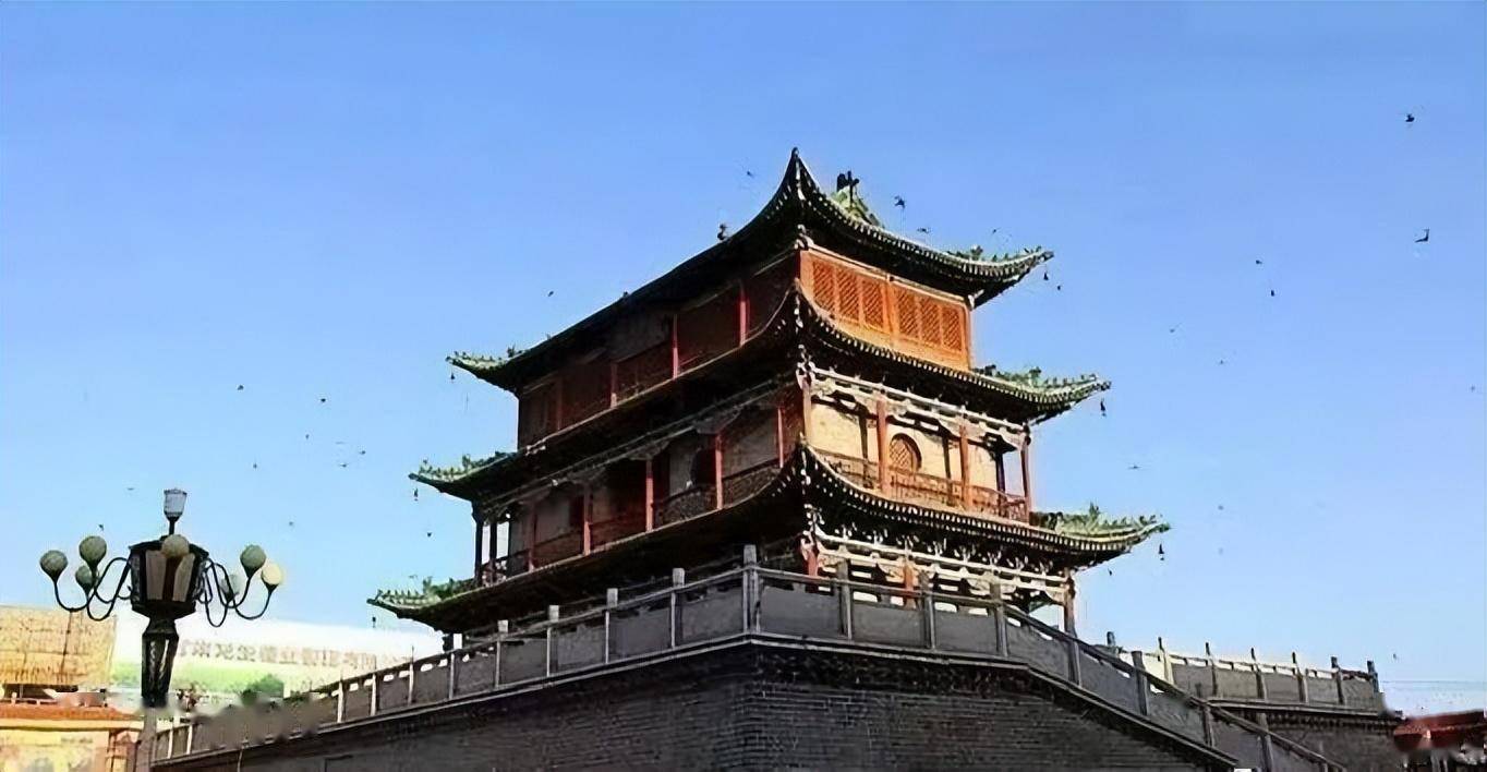 钟鼓楼靖远钟鼓楼原名谯楼,是靖远县标志性古建筑物,位于靖远县乌兰镇