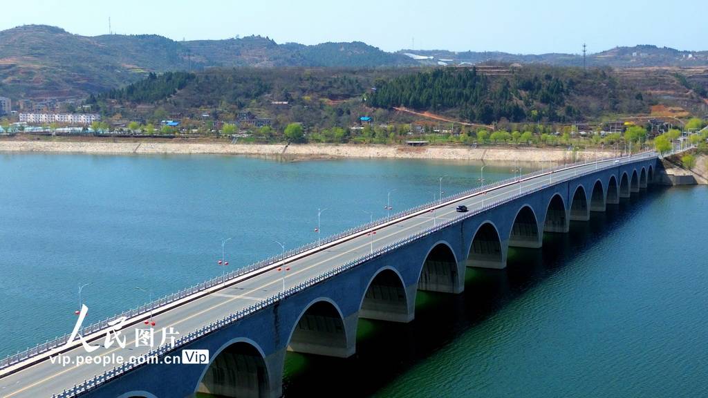 湖北十堰一湖清流入画来