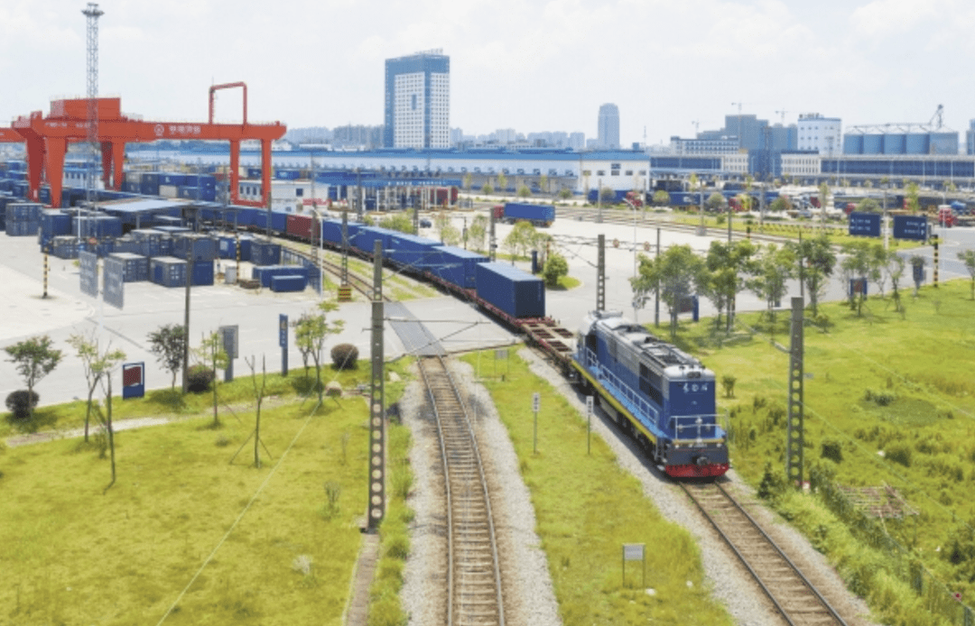 迈向开放前沿融入全球发展