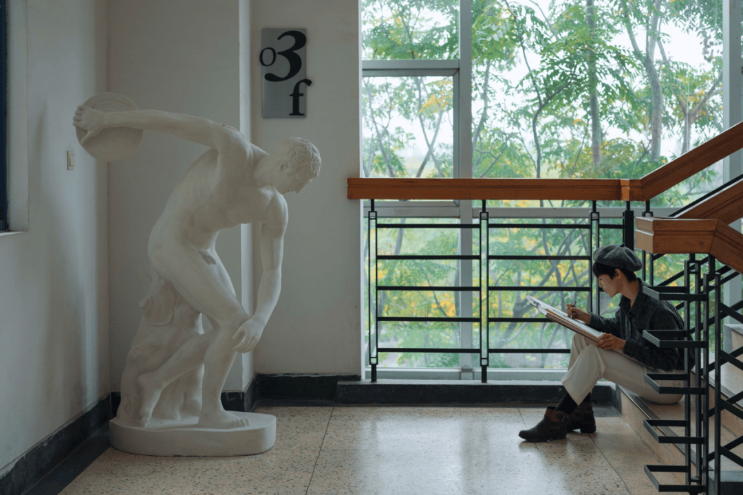 从左至右:在完成作业的东大艺术专业学生,实验室里的东大学子,国际