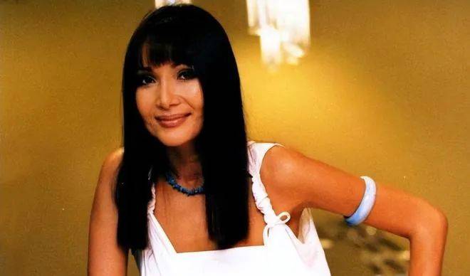 原创中国首位被封杀歌手怒扇四大天王之首亲手为自己设计葬礼56岁成全