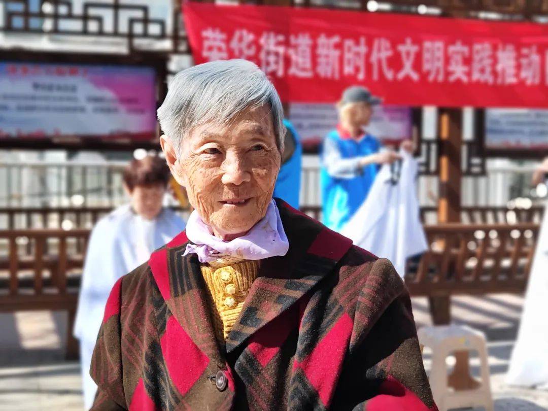 社区请来托尼老师为老人解决头等大事