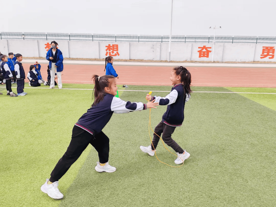 绳彩飞扬舞动童心高阳宏利佳学校小学部跳绳比赛来啦