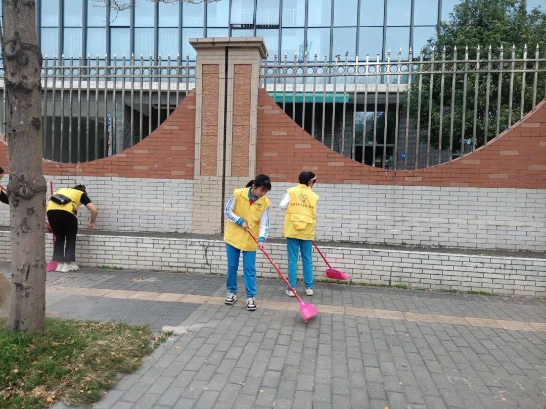 西溪小学家长志愿服务队联合小太阳分队协助西溪小学开展校园及周边