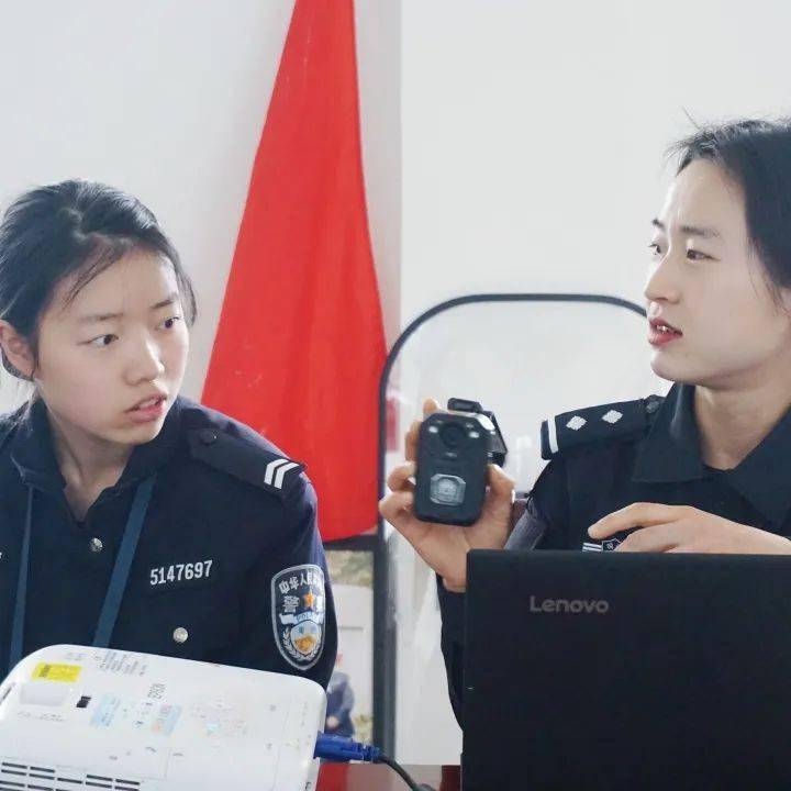 除了集中训练之外,在省女子监狱,本季警务技能训练还组织警务实战教官