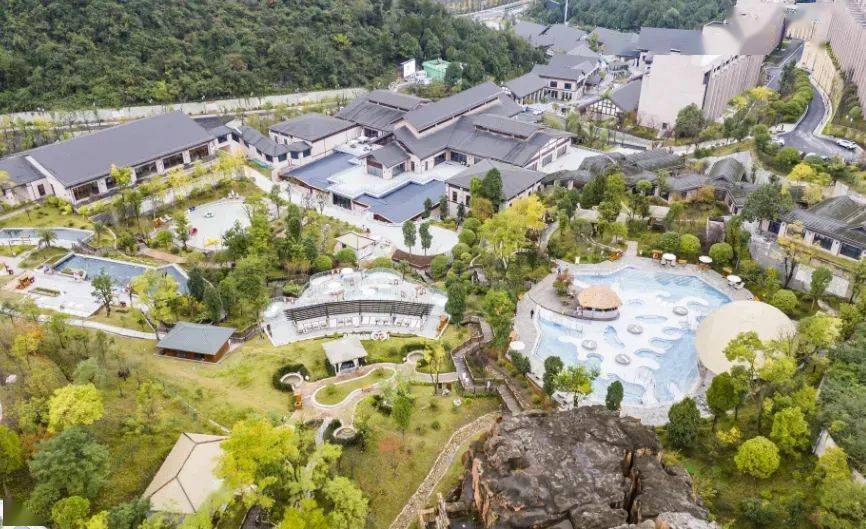 室外温泉区占地面积约28000㎡,温泉水全部采自地下2500米的天然矿泉