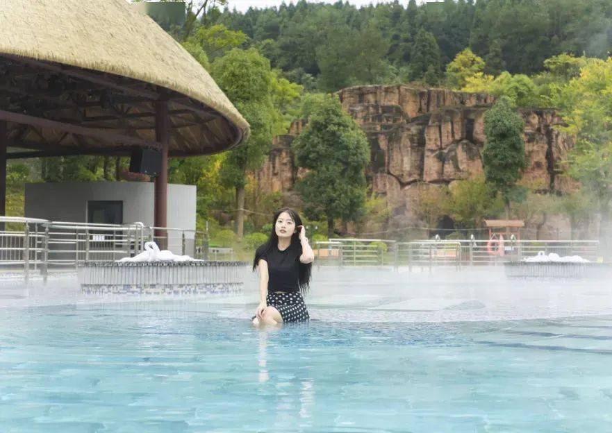 室外温泉区占地面积约28000㎡,温泉水全部采自地下2500米的天然矿泉