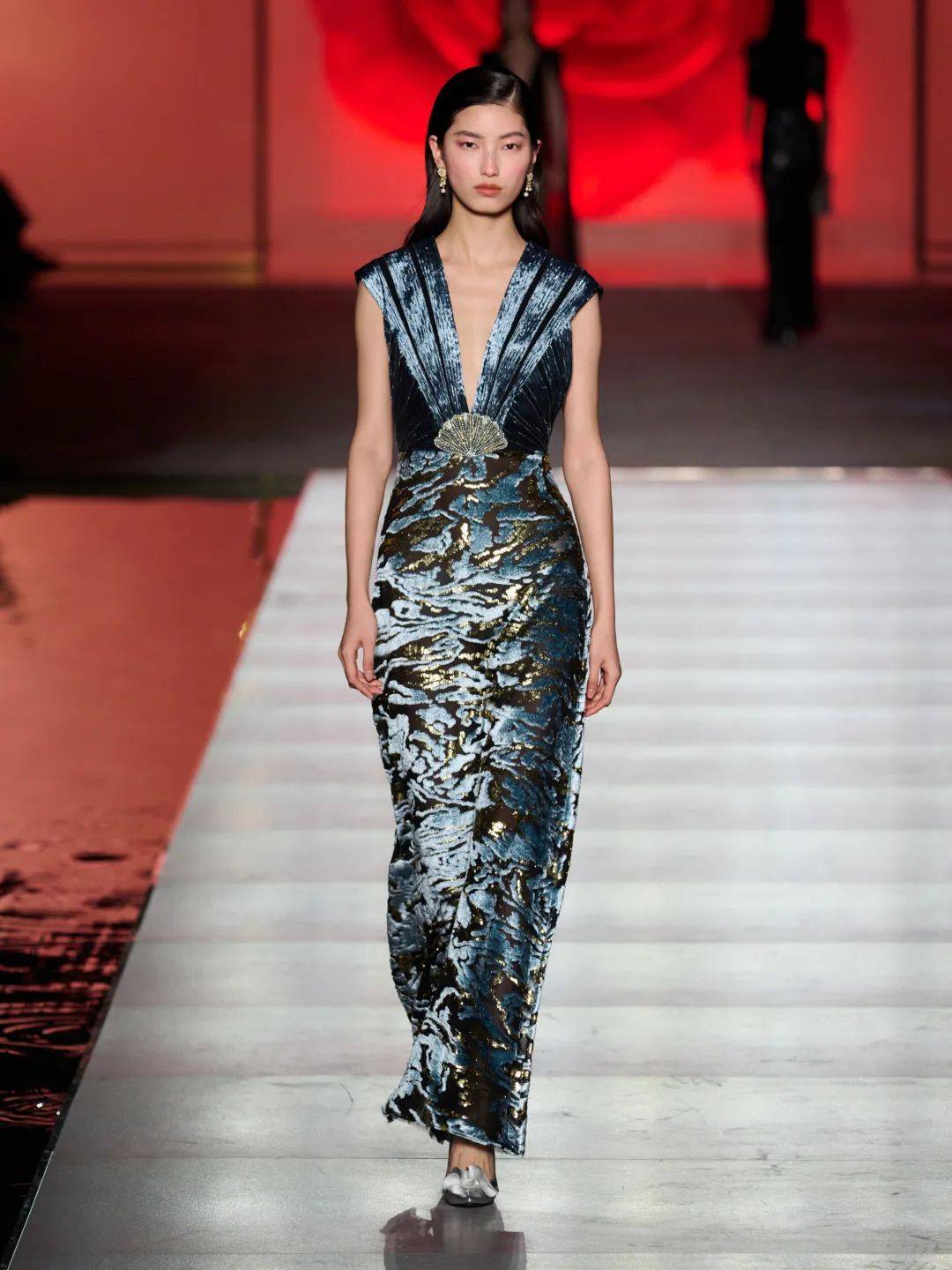 新中式穿搭爆火,这届年轻人为何青睐国风服饰?_文化_雅莹_传统