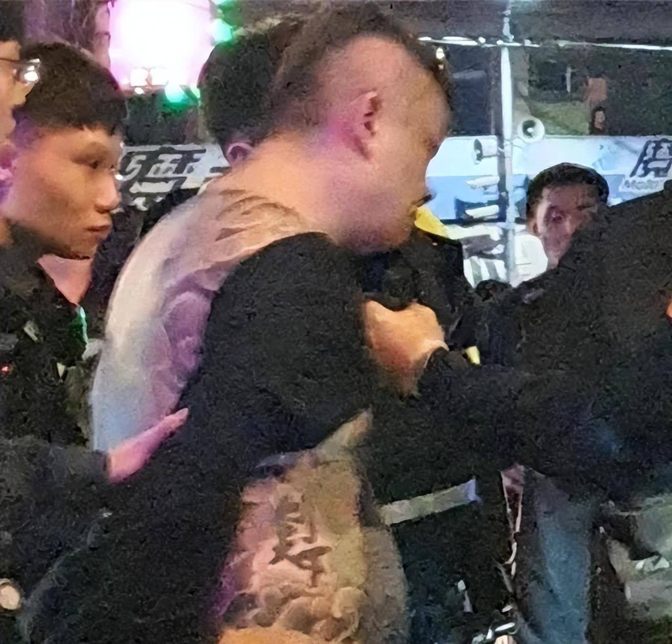 台湾一男子持枪朝派出所门口扫射