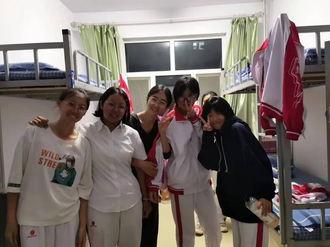 高一12班全体学生敬赠兰青青老师:兰青青老师严中有爱,与我们亦师亦友