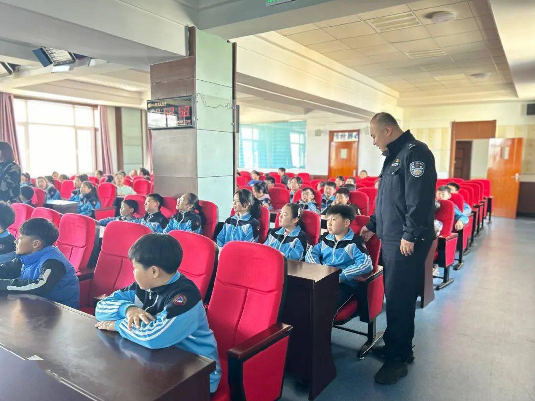 在珲春市第一小学校,法治副校长通过以案说法,现场互动等方式向同学们
