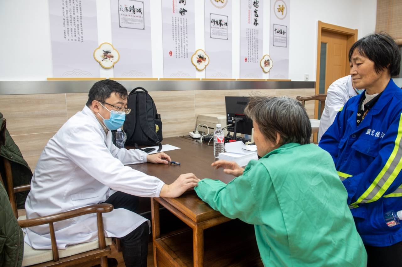 "家门口"看上"专家号",今天他们送医下乡