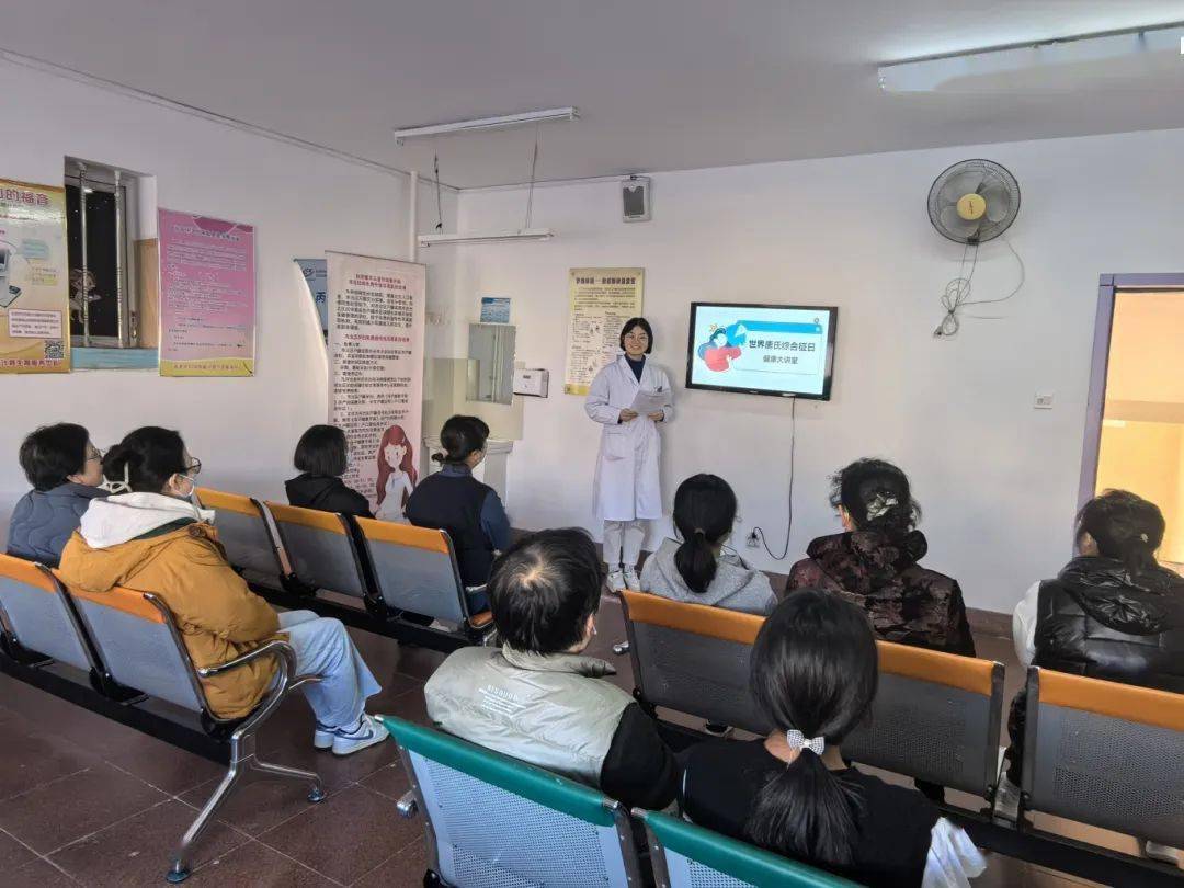 活动现场,孕期保健门诊,产前筛查门诊通过发放宣传手册,健康大礼包100