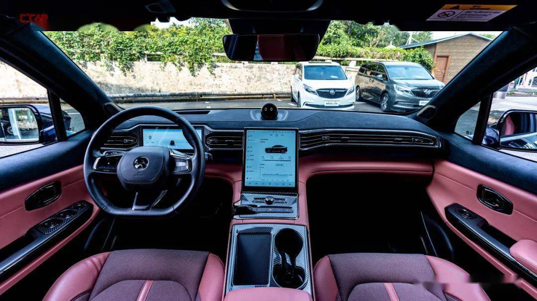 精致的全液晶仪表和大尺寸竖向液晶屏营造出强烈的科技感,nomi mate